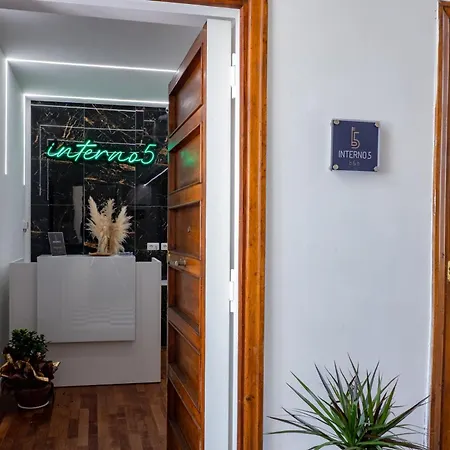 Interno 5 *