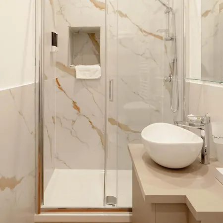 Interno 5 *